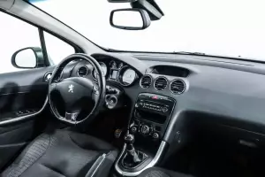 Peugeot  8