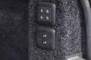Land Rover  4
