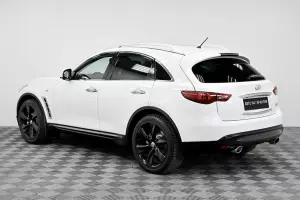 Infiniti  4